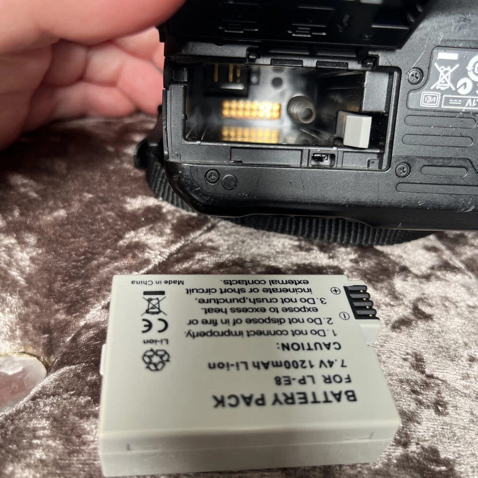 Canon EOS 550D DSLR con bolsa de lente batería de repuesto paquete de accesorios Foto 4 de 4