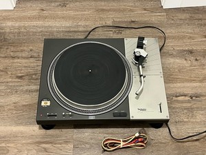 TECHNICS SL-1100A Direct Drive Turntable Powers On And Spins