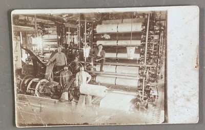 FOTOKARTE TEXTILINDUSTRIE oder PAPIER Papier Stoff SPINNEN ARBEITER Maschine