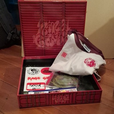 Nina Chuba Fanbox/Bundle: T Shirt weiß/bordeaux, CD, LP, Eventim Ticket, Sticker