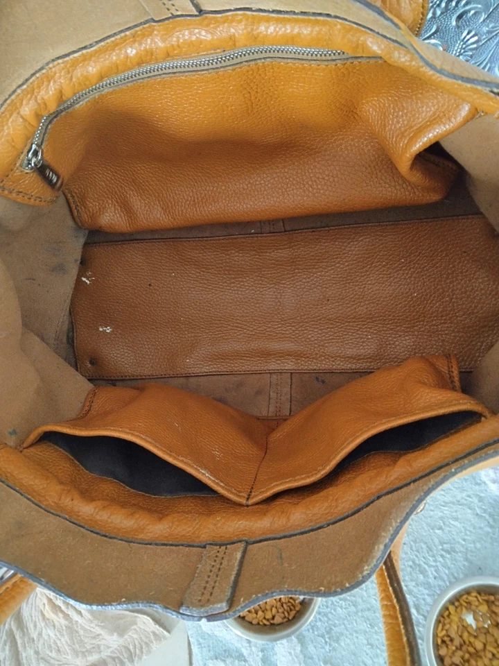 Tod's Pebbled Tan Leather Drawstring Tote Shoulder Bag Satchel Purse - Image 4 of 4