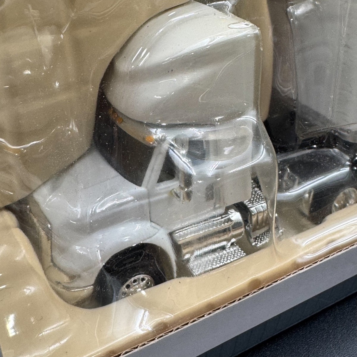 Spec-cast 1/64 Scale International 8600 Tractor Trailer Model