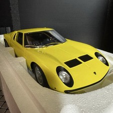 Near Mint AUTOart 1/18 Lamborghini SV Yellow