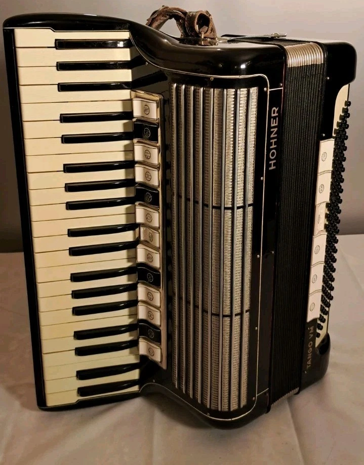 HOHNER  AKKORDEON   TANGO  VM    120 B  4 chörig    MUSETTE    spielbereit   !!! - Bild 2 von 4