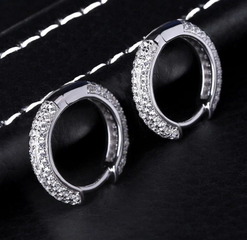 Pendientes de aro de oro amarillo de 14 quilates sobre plata de 15 mm para hombre pavé de diamantes creados de 1,5 quilates Foto 3 de 4