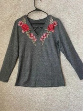 New C.O.Z.Y Women’s Long Sleeve Gray Floral Rose Accent Shirt Size Medium