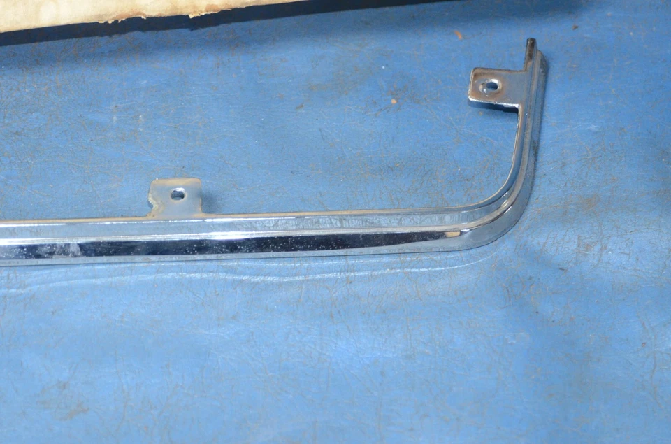 Nuevo de Lote Antiguo Pontiac Bonneville LH Guardabarros Delantero Parrilla Parachoques Relleno Moldura Borde Foto 4 de 4