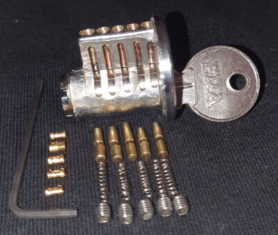 Repinnable Cutaway Felgenzylinder Übungsschloss mit 5 zusätzlichen Stiften. Made in England