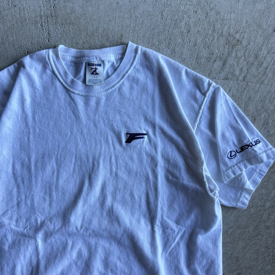 Camiseta branca bordada vintage anos 2000 Lexus F Sport ISF tamanho grande - Imagem 2 de 4