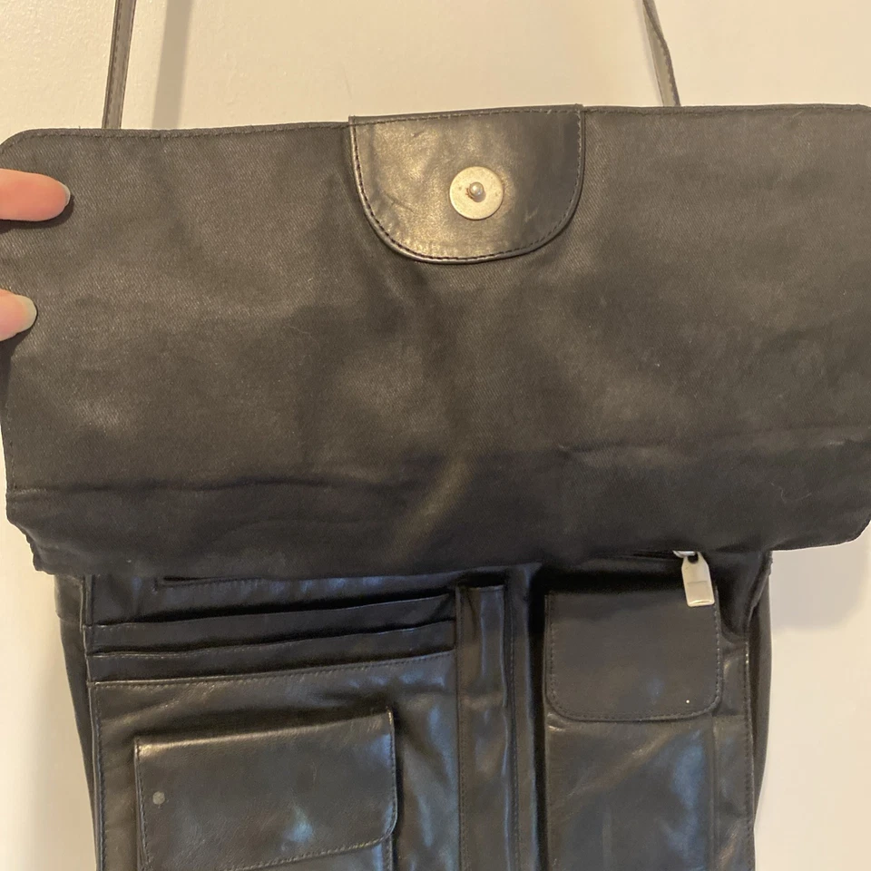 Bolso Mensajero Wilson Vintage Cuero Negro con Correa Ajustable Foto 2 de 4