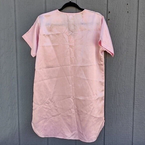 Camisa para dormir Winlar satinada con botones pequeña cuello en V manga corta bolsillo rosa de colección Foto 2 de 4