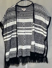Arizona Jeans Shawl/Poncho Size Small Black and White