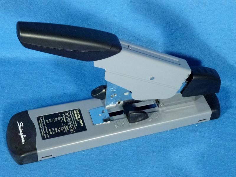 SWINGLINE HEAVY DUTY DESK STAPLER 160 SHEETS MODEL #39005 & STAPLES BLACK / GRAY