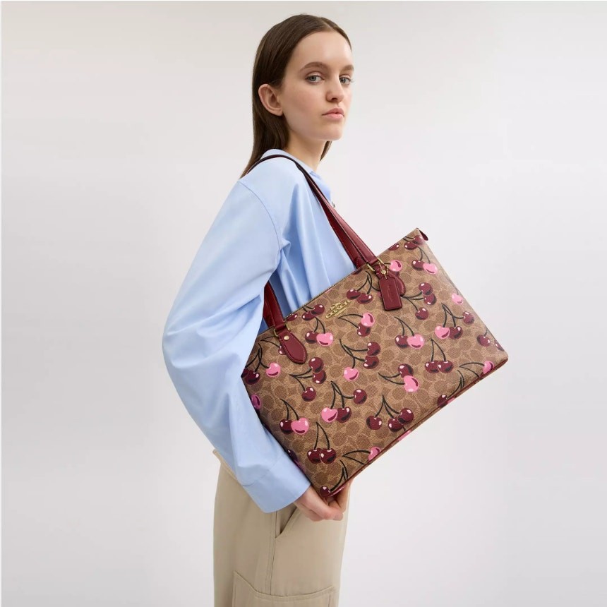 【COACH】Gallery トートバックチェリー 在庫確認願います CAA71 COACH CAA71 Gallery Tote Bag In Signature Canvas With Cherry