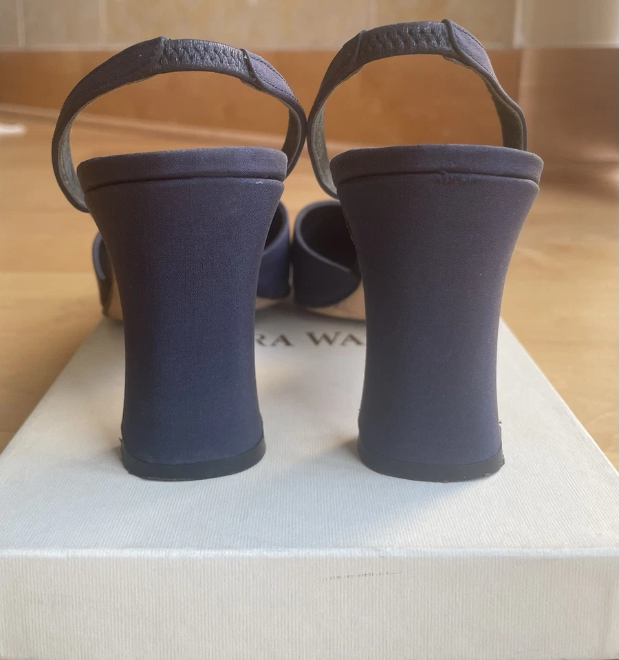 Zapatos para mujer Vera Wang azul marino de seda y satén con honda trasera Foto 4 de 4