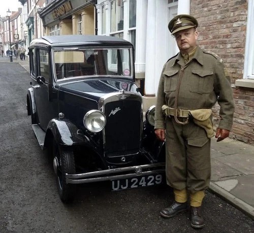 1933 Austin 10/4 Saloon. - Picture 2 of 18
