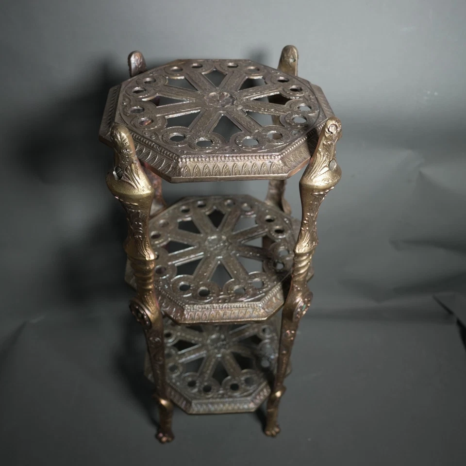 Antiguo soporte de mesa de pedestal de latón estilo francés ornamentado pesado 3 niveles Foto 2 de 4