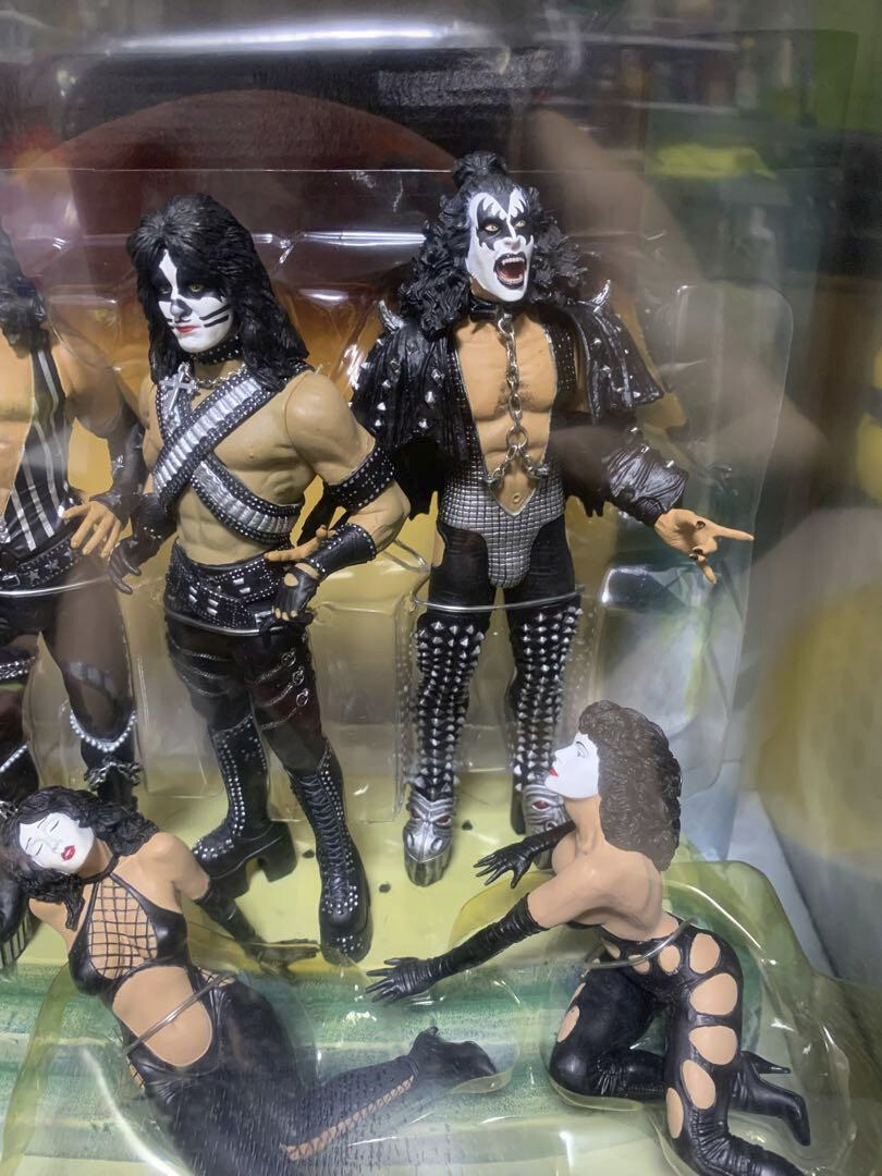 マクファーレントイズ　KISSラブガンDX　BOX　エディション　フィギュア Amazon.com: McFarlane Rock 'n Roll Series: KISS 