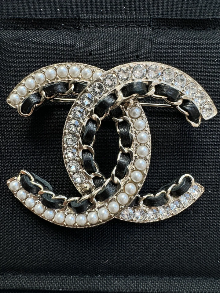 CHANEL 20K CLASSIC GOLD TONE LARGE BIG CC LOGO PEARL CHAIN CRYSTALS BROOCH PIN