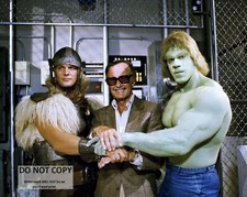 STAN LEE & LOU FERRIGNO ON SET "THE INCREDIBLE HULK RETURNS" 8X10 PHOTO (MW-145)