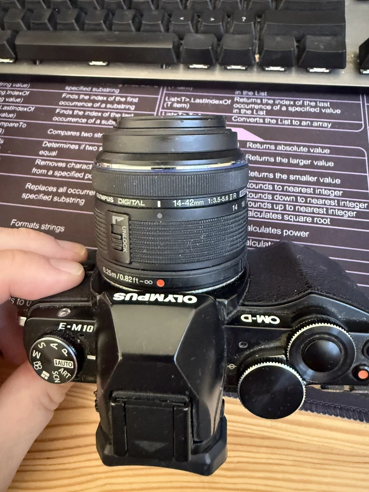 Olympus OM-D E-M10, lente Olympus 14-42 mm, 2 baterías y cargador Foto 3 de 4