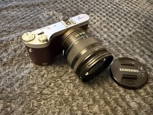Samsung NX300 20.3mp Wi-Fi Mirrorless APS-C Digital Camera + 18-55mm Lens