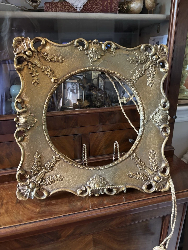 Marco de yeso victoriano de tiza dorada 14,5” x 14,5” ~ apertura redonda 9”D Foto 2 de 4