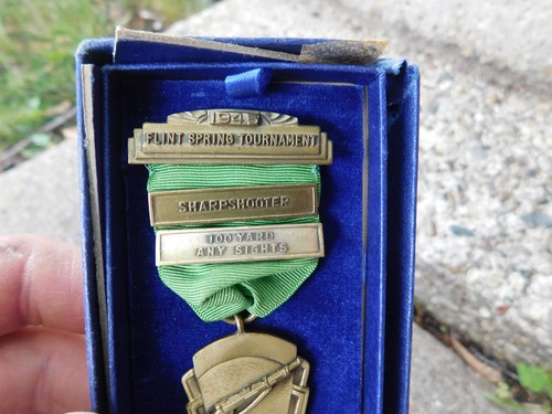 1945 FLINT MICHIGAN SPRING SHOOTING TOURNAMENT SHARPSHOOTER MEDAL - Picture 2 of 5