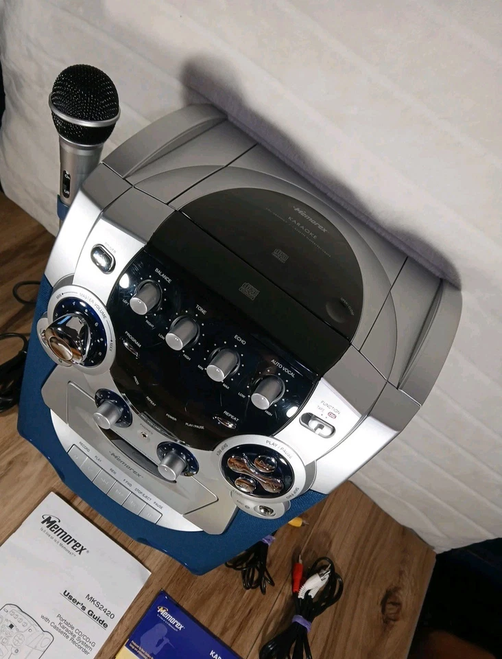 MEMOREX Karaoke Machine w/ Dual Mics MKS2420NBL CD Casette Plus Bowie Singles CD - Image 3 of 4