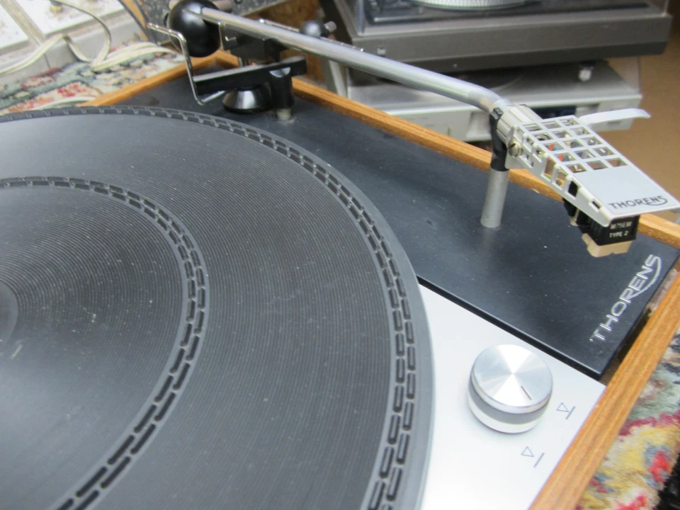 THORENS TD150 MK2  VINTAGE CLASSIC TURNTABLE - Image 3 of 4
