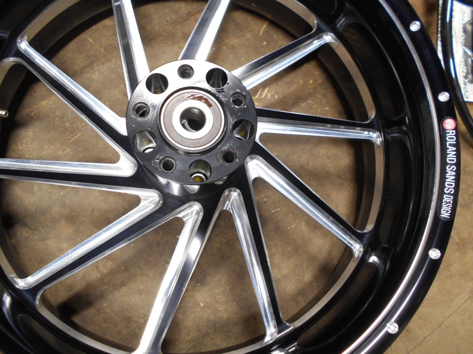 2040-0347 ROLAND SANDS 18x5,5 07 FLSTF BILLET RUEDA TRASERA CONTRASTE HARLEY DAVIDSO Foto 3 de 4