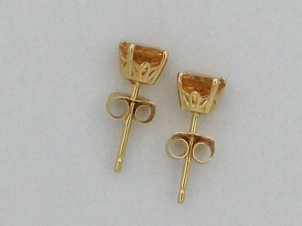 Pendientes redondos de diamantes citrinos creados en laboratorio de 1,50 quilates enchapados en oro amarillo de 14 quilates para mujer Foto 2 de 4