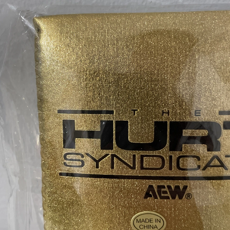 Caja The Hurt Syndicate Gold Koozie All Elite exclusiva AEW Bobby Lashley MVP Foto 2 de 4