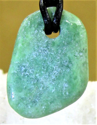 Vesuvianit    Freeform Trommelstein gebohrt  EDELSTEIN  ANHÄNGER   Nr.10