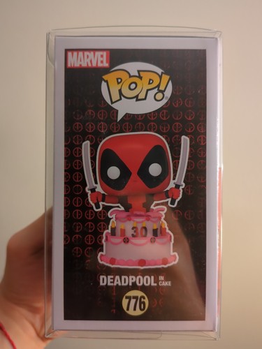 DEADPOOL IN CAKE Funko Pop! #776 30 Aniversario Marvel con Protector - Imagen 4 de 5