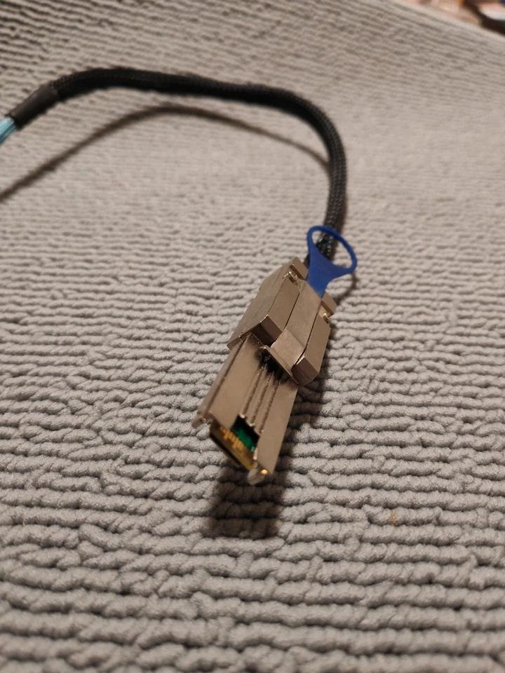 Cable Mini SAS 26P SFF 8088 Male to 4 x SATA 7 Pin Latch Cable Top 45cm - Image 3 of 3