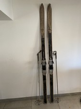 Anciens skis en bois avec