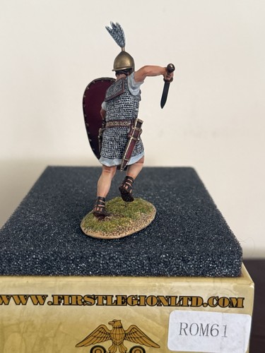 First Legion ROM061 Caesarian Roman Legionary Attacking with Gladius Mint In Box - Picture 5 of 5