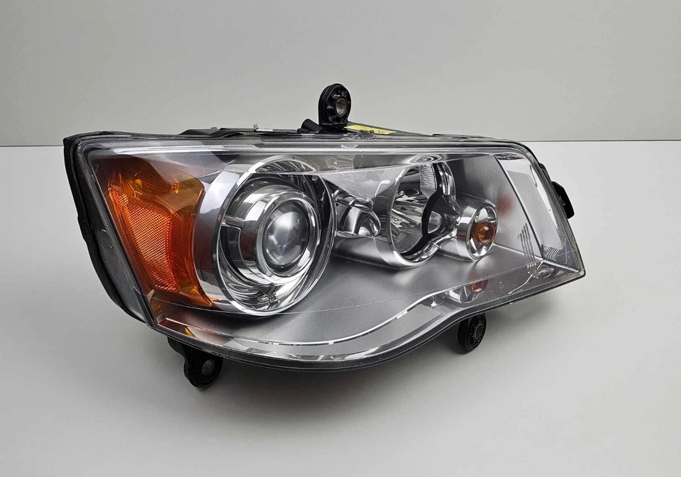 ПЕРЕДНЯЯ ПРАВАЯ ФАРА СО СТОРОНЫ ВОДИТЕЛЯ CHRYSLER GRAND VOYAGER MK5 XENON 2007-2011 - Изображение 3 из 4
