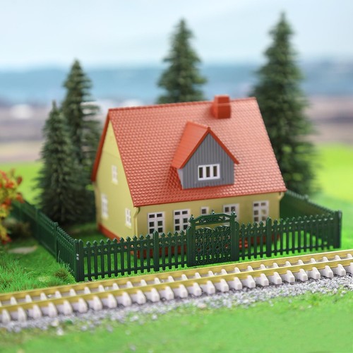 N Scale 1:160 Painted Green Model Fence with Gates Plastic Fencing w/ Door Kit - Picture 4 of 9