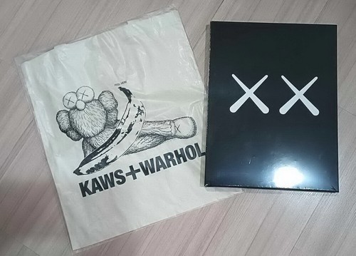 KAWS X X Andy Warhol UT Uniqlo Art Book & Exclusive Shoulder Bag Limited - Picture 7 of 8