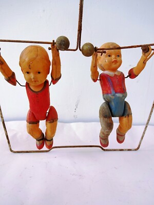 Jouet antique Tik-Tak Acrobat garçon sur swing métal wind-up jouets