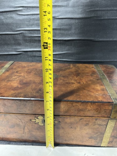 Antigua caja de almacenamiento con adornos de latón de madera burlada. - Imagen 19 de 23