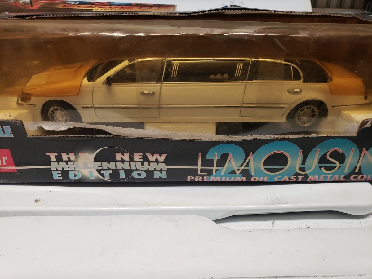Sun Star 2000 Lincoln Town Car Limo 1:18 Scale Diecast Model