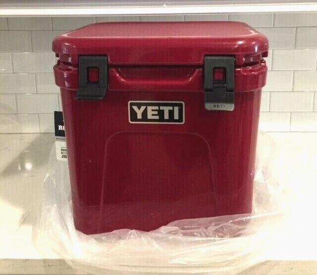 YETI Roadie 24 Cooler - Navy