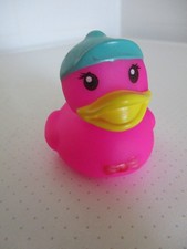 Gummiente Quietscheente "Lausbub" pink