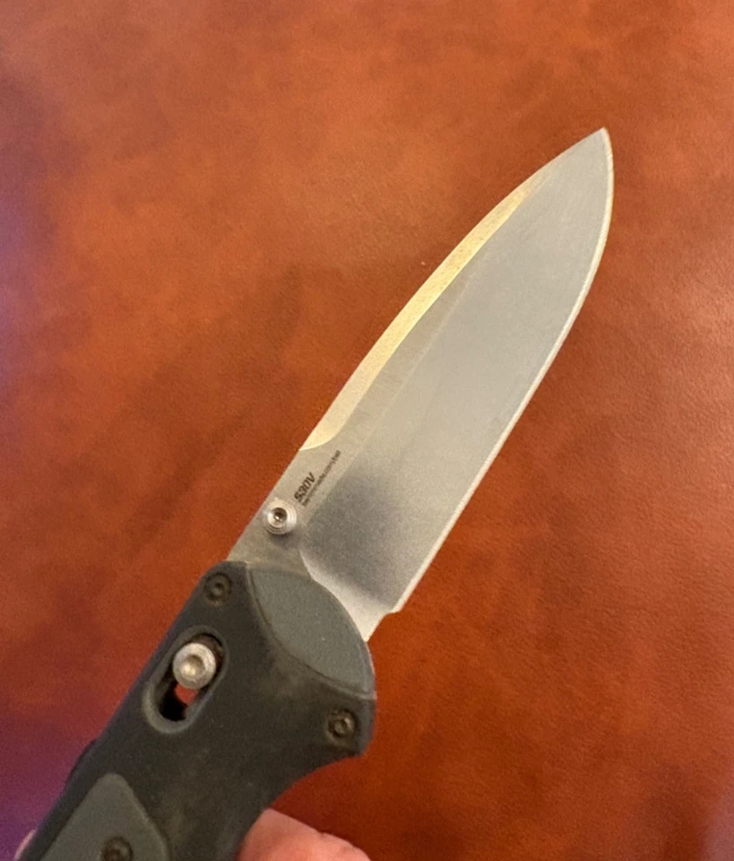 Faca de bolso dobrável Benchmade Boost 590 - SV30 lâmina cabo de borracha cinza - Imagem 4 de 4