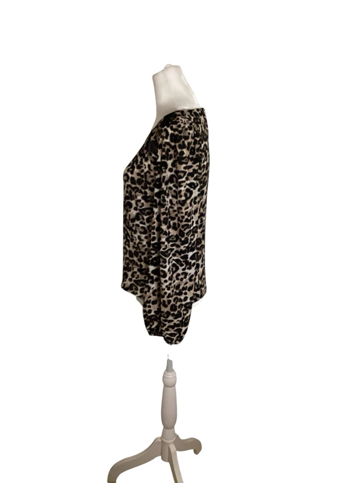 Blusa Xhilaration XS estampado de leopardo con detalles negros transparentes Foto 4 de 4