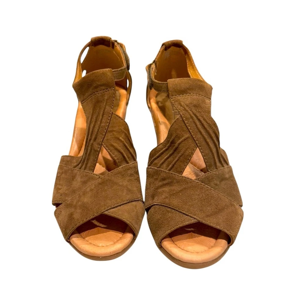 Earth Curvet 女式卡其色休闲拖鞋楔形露趾凉鞋 7.5 码 — 第 2/4 张图片