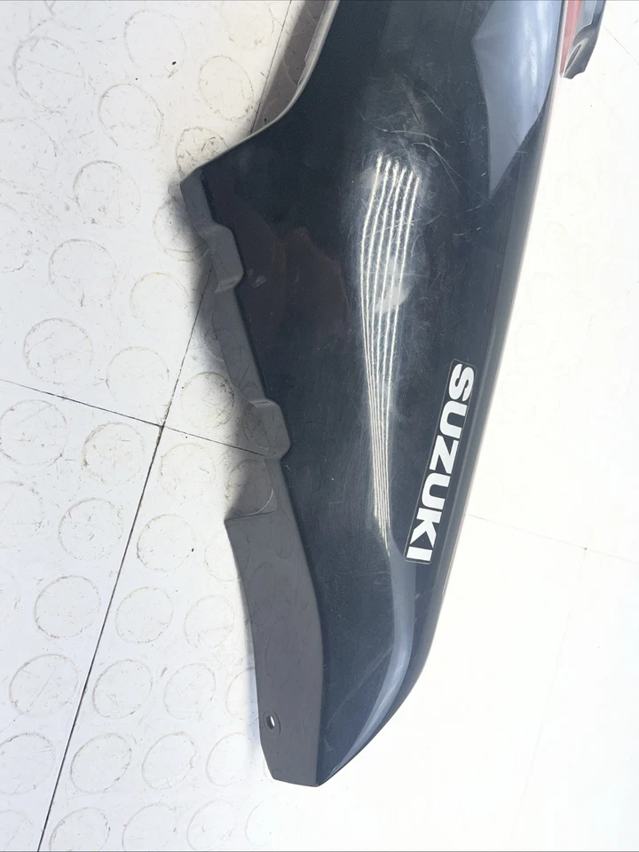 Panel de cubierta de carenado de tanque de gasolina derecho Suzuki GW250 2013-2017 FABRICANTE DE EQUIPOS ORIGINALES Foto 2 de 4